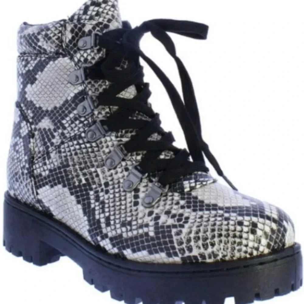 Bamboo Snakeskin Ankle Boots Lug Sole Platform Combat Lace Up Black Size 8 NWOB‎